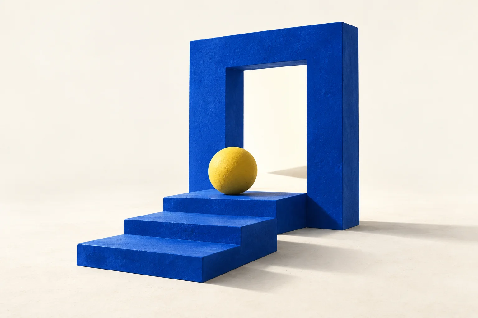 Uma esfera amarela diante de uma passagem azul, no topo de três degraus, sobre um fundo marfim.
